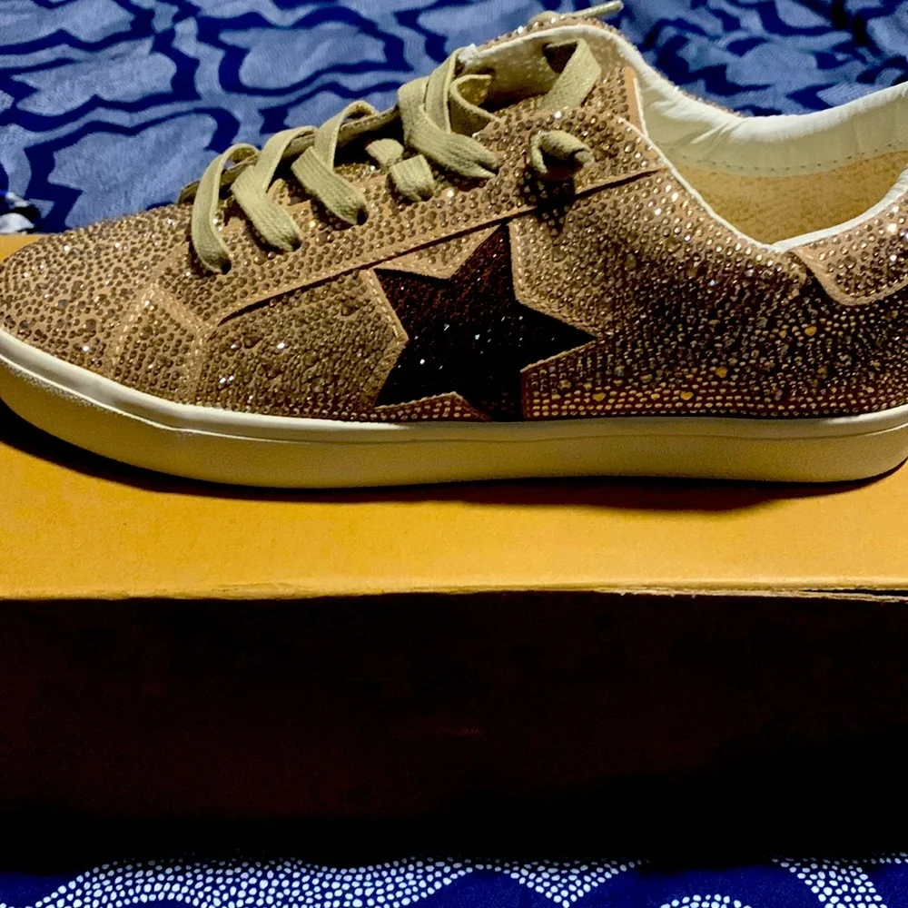 BNIB Vintage Havana Gold Dyno sneakers Size 10!! - Picture 1 of 4
